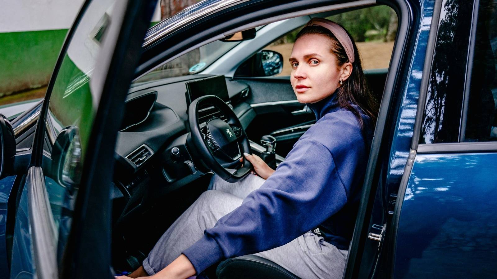 Woman Waits 30 Minutes With Heavy Gifted TV After Boyfriend Ignores Plan to Help Move It woman in blue coat sitting in blue car