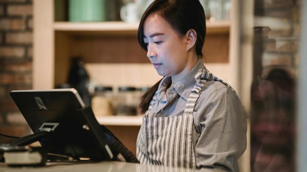 woman working at a cafe
