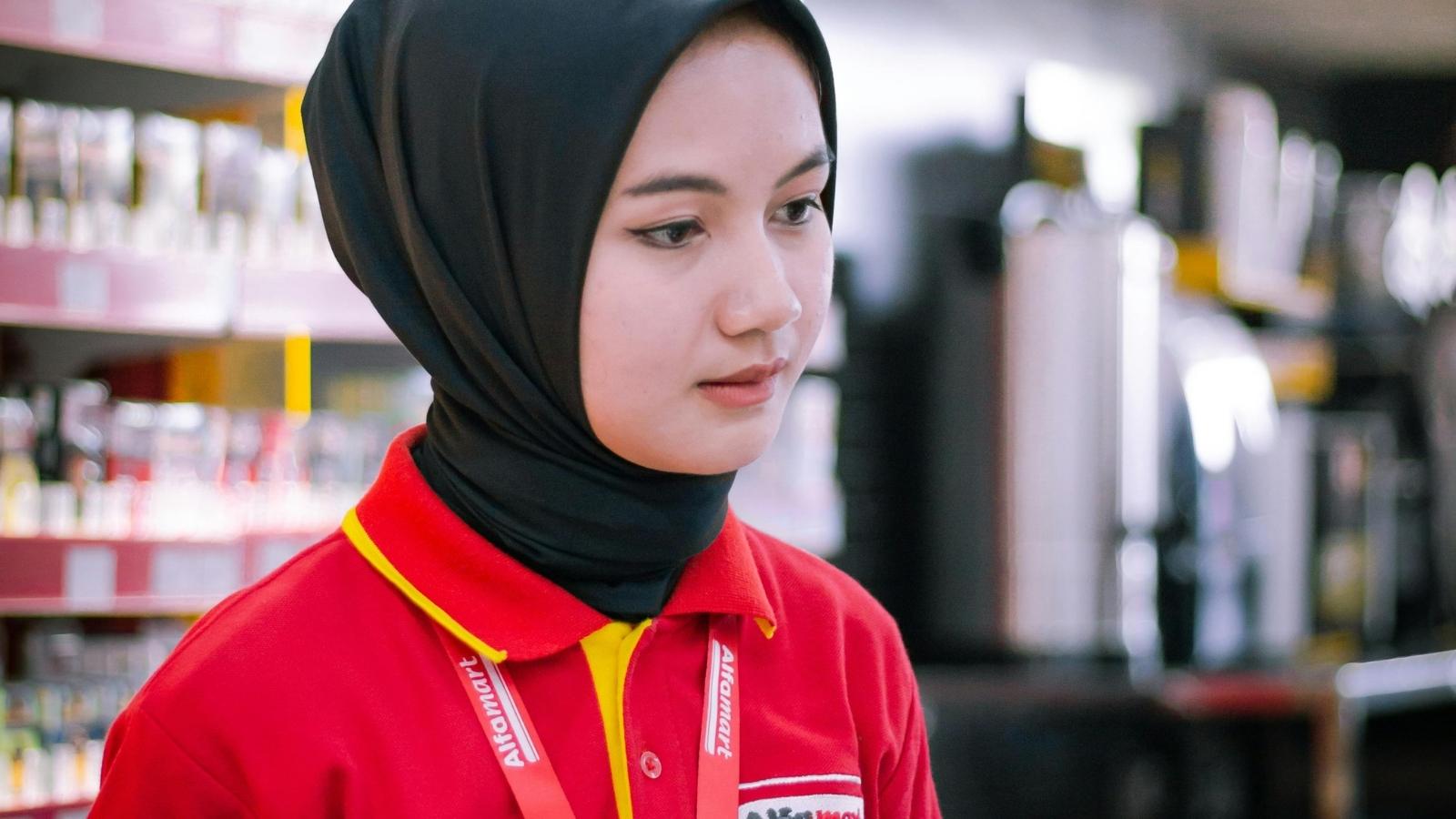 A Young Cashier Was Cornered by a Furious Teenager. Then the Boys Father Walked in and Completely Stunned Him young convenience store worker wearing a black head covering