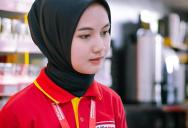 A Young Cashier Was Cornered by a Furious Teenager. Then the Boy’s Father Walked in and Completely Stunned Him