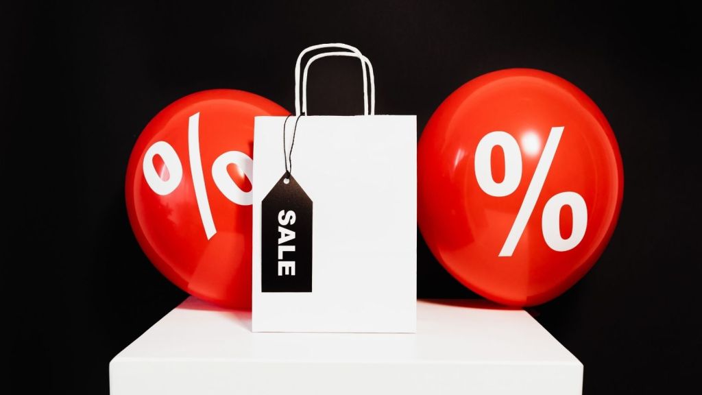 Balloons and a bag advertising a sale