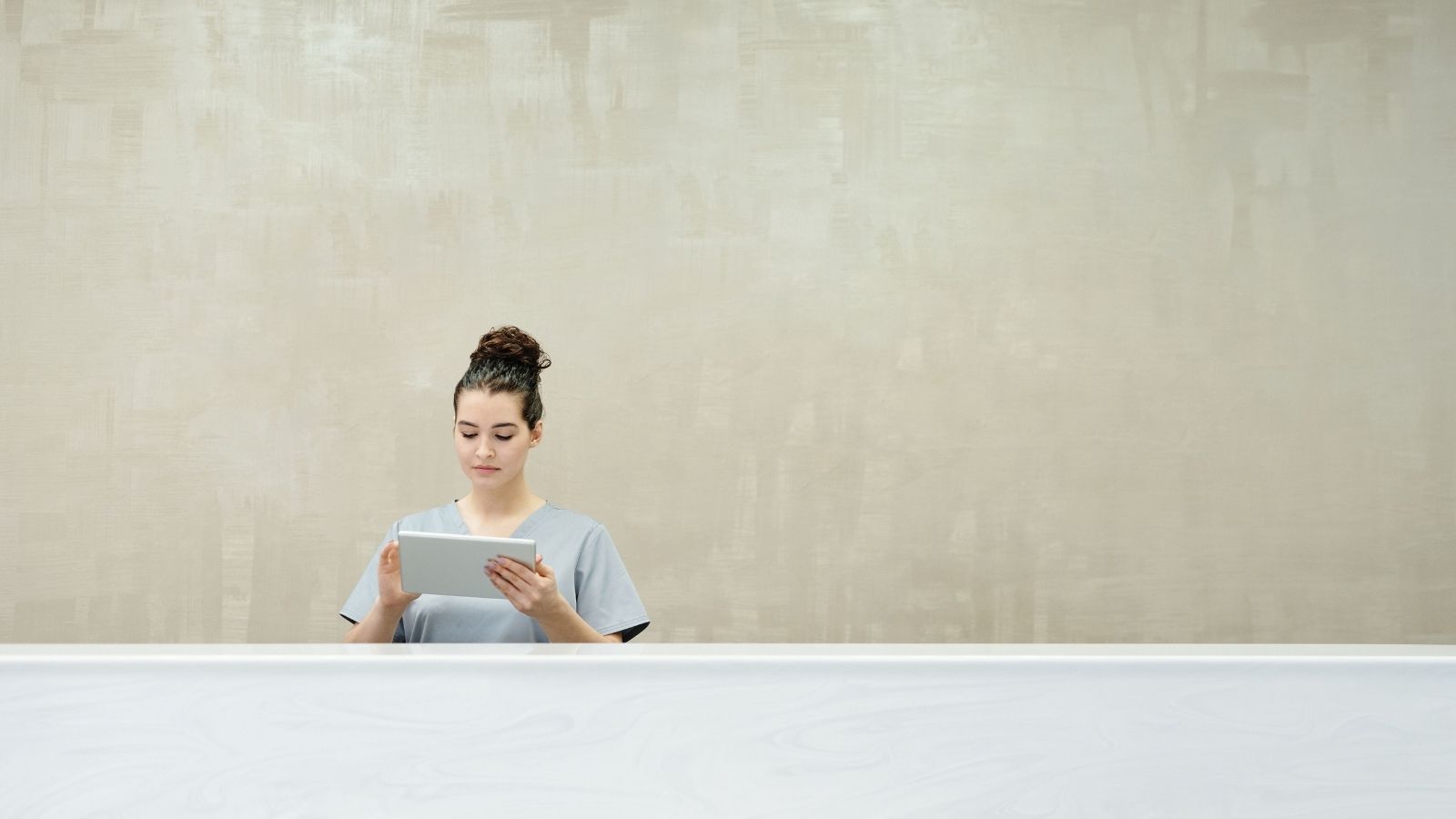 You Wouldn’t Believe It: Temp Receptionist Exposes What Men Actually Say When They Think No One Is Listening A woman working on reception