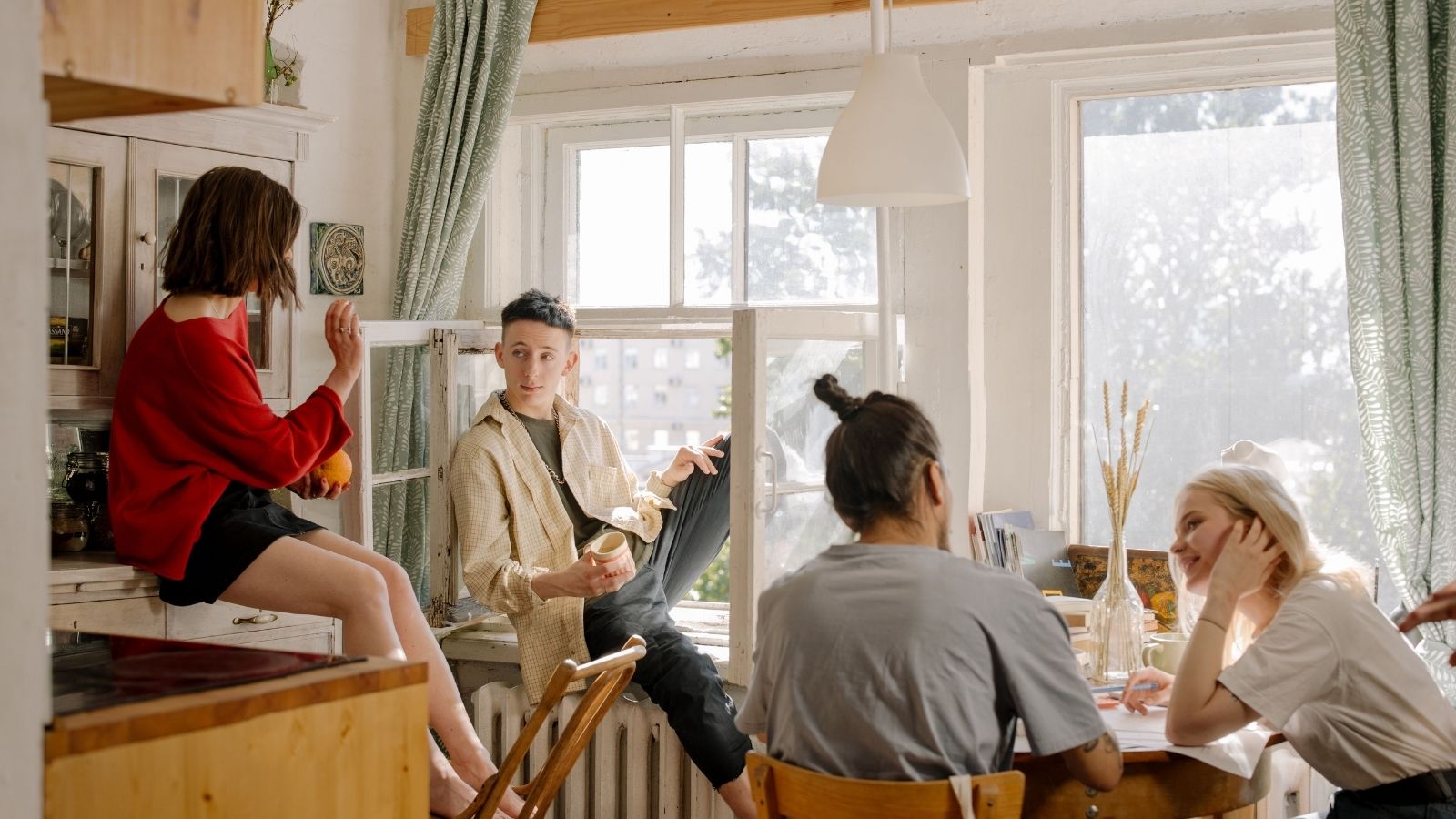 Landlord Replaces Student in House Share, but New Tenant Becomes a Nightmare Students in a shared kitchen