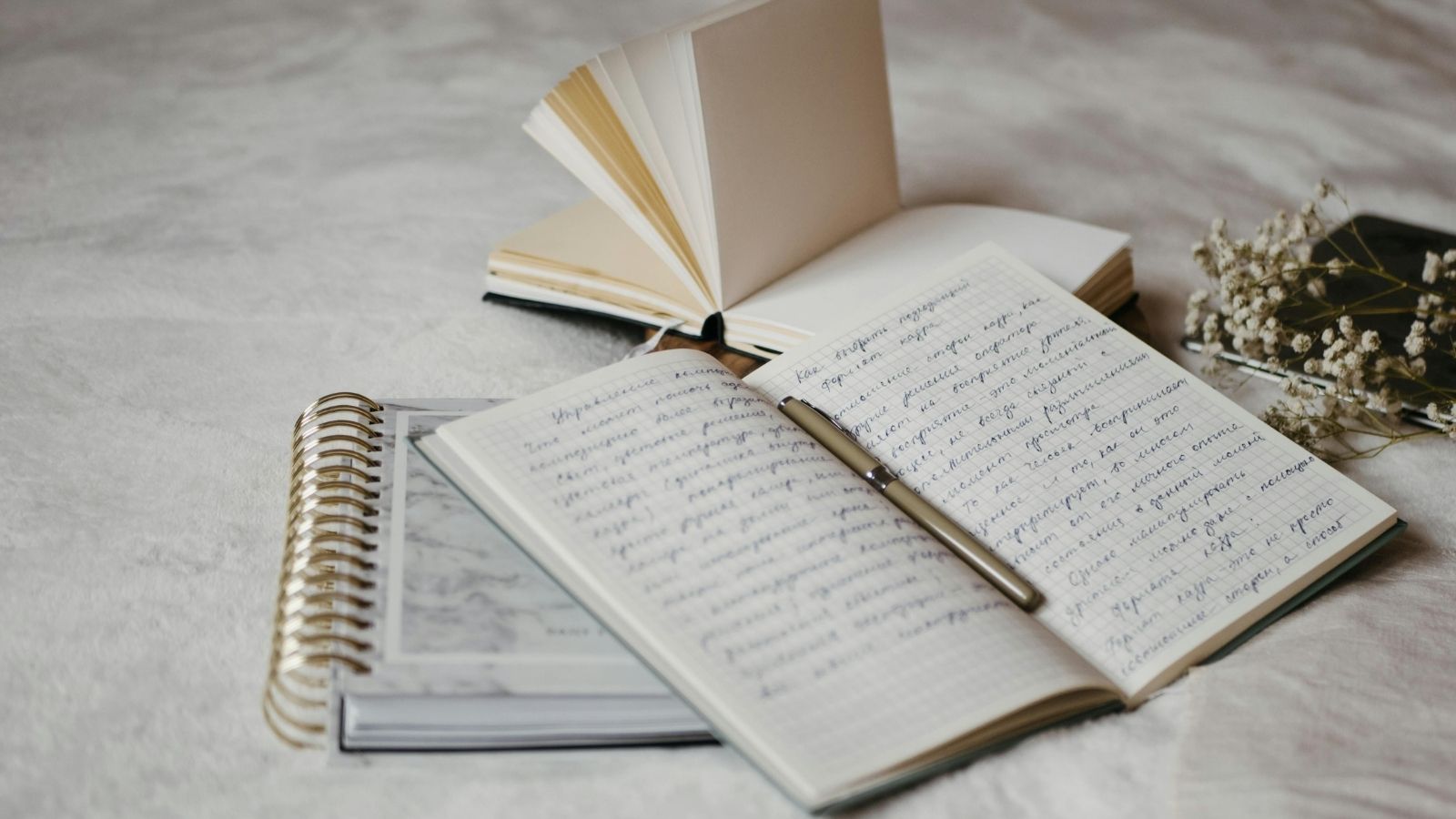 Roommate Tidied Up While They Were Out — and Threw Away Something Worth More Than She Could Imagine Pages of handwritten notes