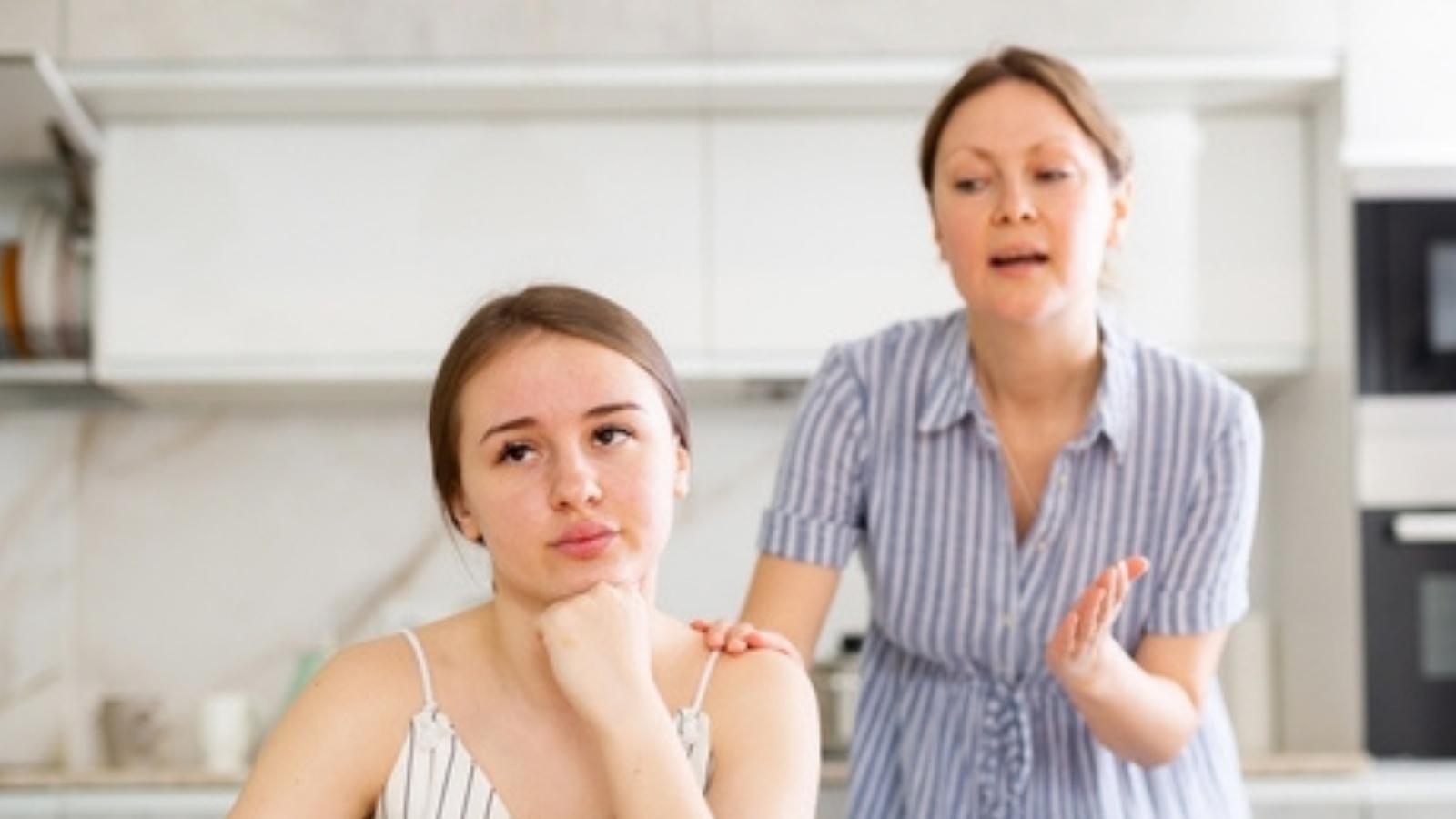 She Handed Over $200 to Cover Her Daughters Group Meal — The Leader Pocketed It and Made Everyone Pay Anyway Upset mom and daughter