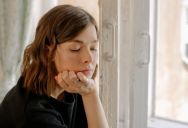 “I Can’t Afford to Stay”: Woman Torn Apart by Guilt After Fleeing Lease Early and Blindsiding Roommate