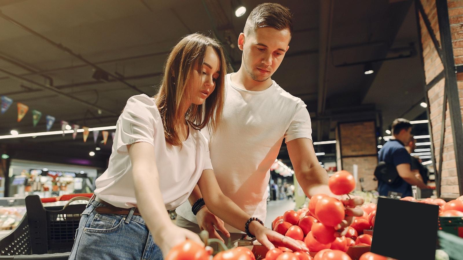 Woman Tells Cashier She Should Be Ashamed After Commenting on Partner’s Self Harm Scars, Leaving Employee in Tears Couple shopping in grocery store