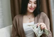 She Uses Strategic Cash Amounts to Keep Her Wallet Light, While Her Friend Claims It’s Just an Annoying Headache for Retail Workers