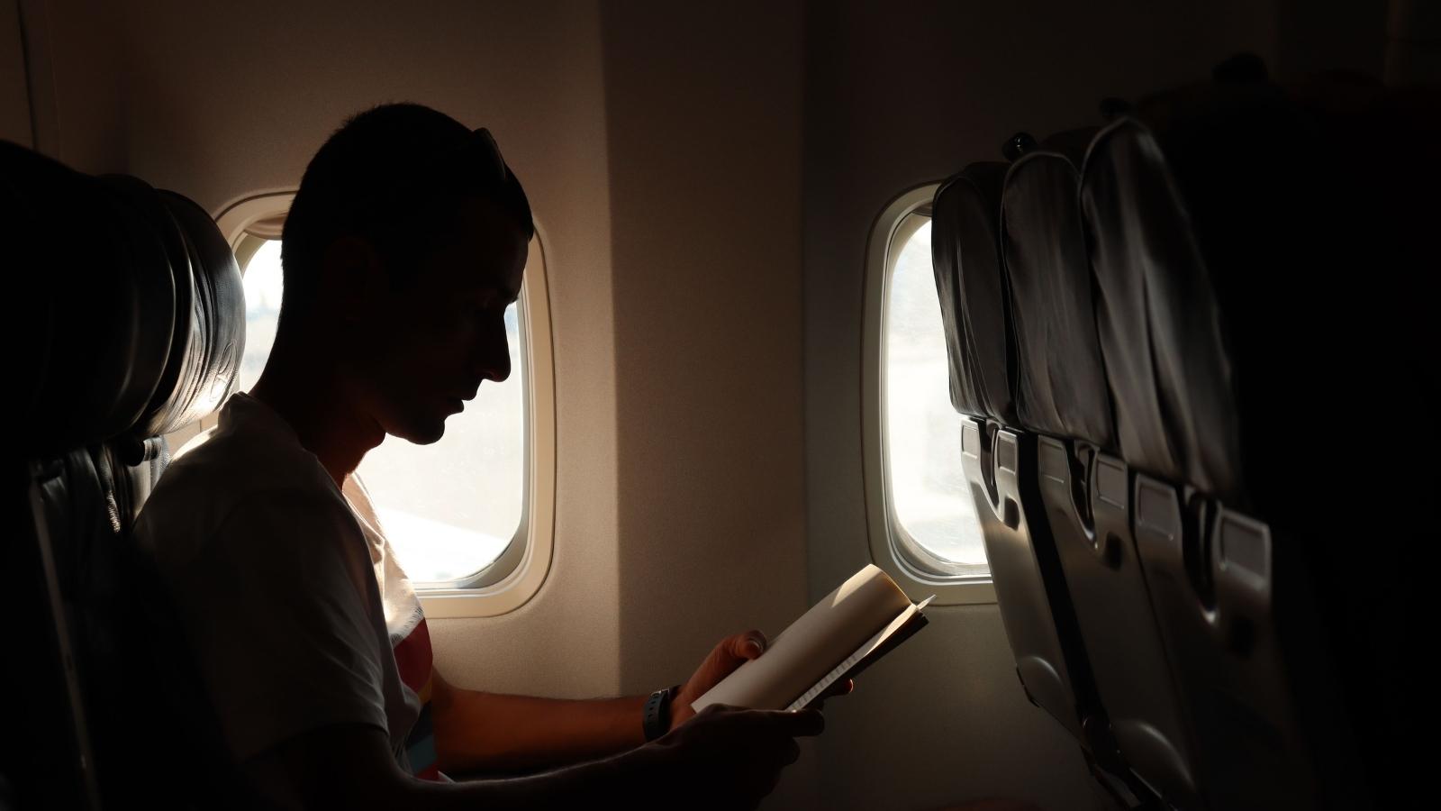 ‘Shut the Shade!’: Mid Air Chaos After Passenger Refuses to Sit in the Dark on Afternoon Flight Man reading on an afternoon flight