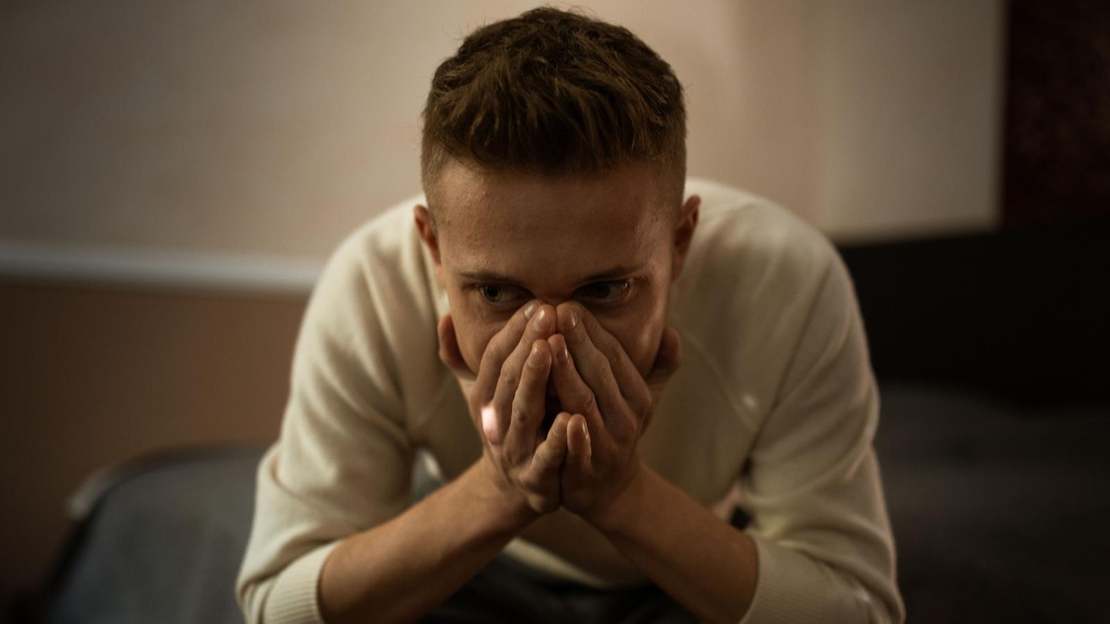 Teen Sparks Family War After Exposing Father’s Secret $1,000 Monthly Payments to His Uncle Teen boy covering his mouth because he told a secret