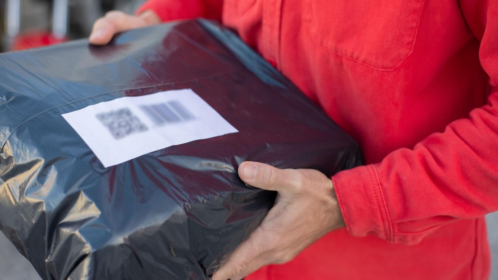 A Customer Blew Up at a Package Delivery Worker, Claiming Required ID Checks Meant the Company Didnt Trust the Community Man carrying the package he just picked up