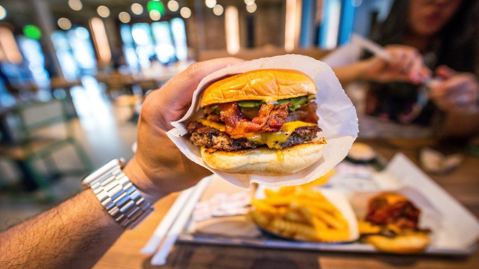 The Kitchen Got a Customers Burger Order Wrong Twice — Her Manager Humiliated Her in Front of the Table for It Yummy burger from a sit-down restaurant