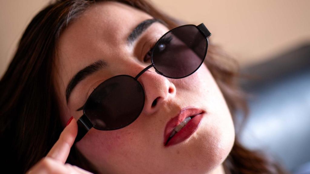 closeup image of woman wearing sunglasses