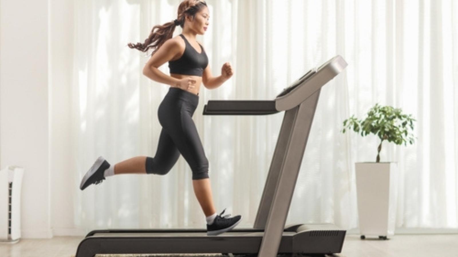 An Early Morning Treadmill Run Is the Only Workout That Fits Her Schedule—But Her Neighbor Says It’s Destroying Her Sleep Woman on treadmill