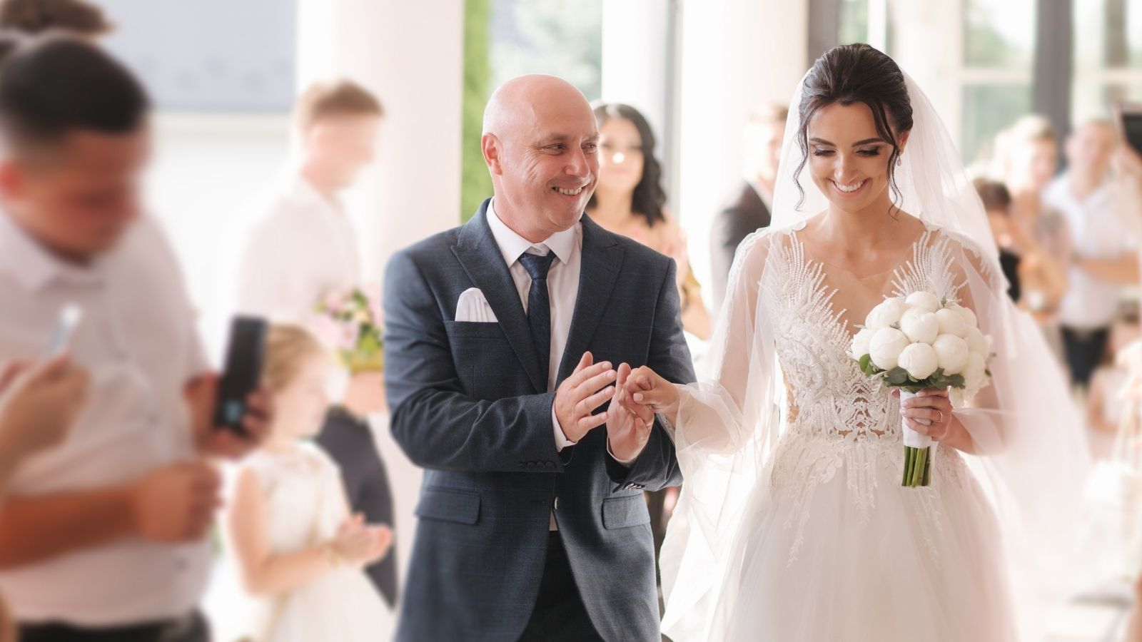 Bride Mortified by Father’s Wedding Toast, Spends Night Apologizing to In Laws dad walking his daughter down the aisle at her wedding