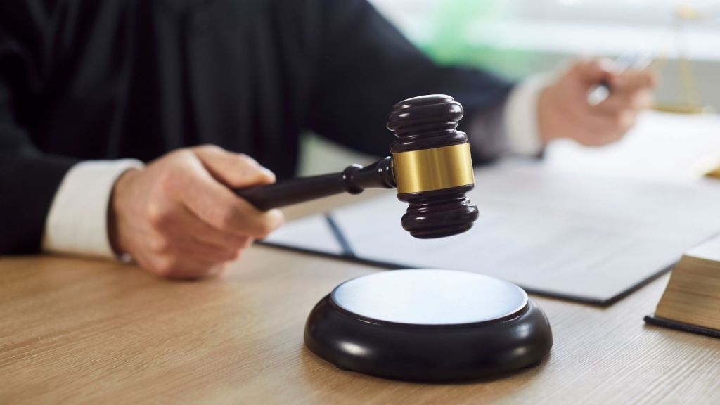 judge knocking gavel