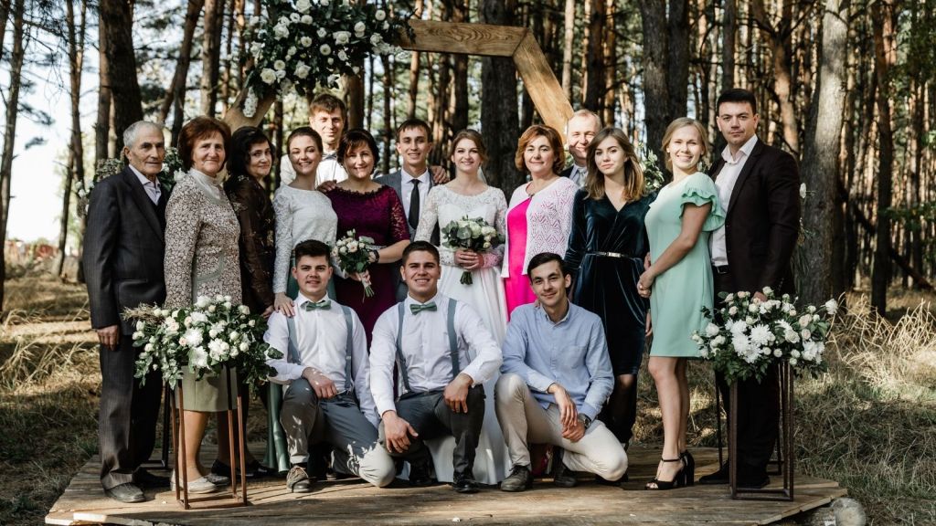 large family wedding photo outside
