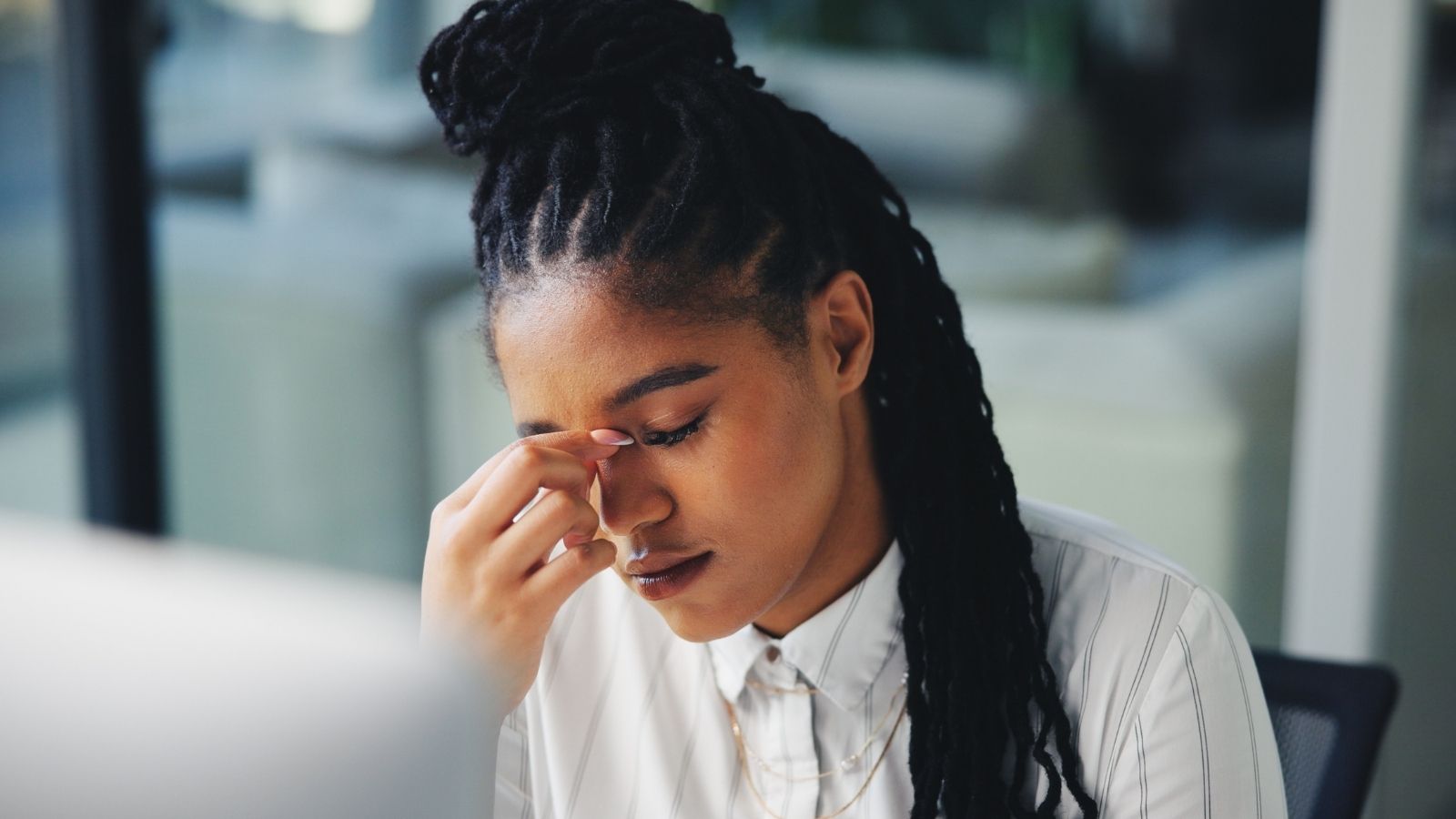 Woman Wants to Quit During Her Companys Busiest Time — and Knows Everyone Is Going to Be Furious stressed out office worker
