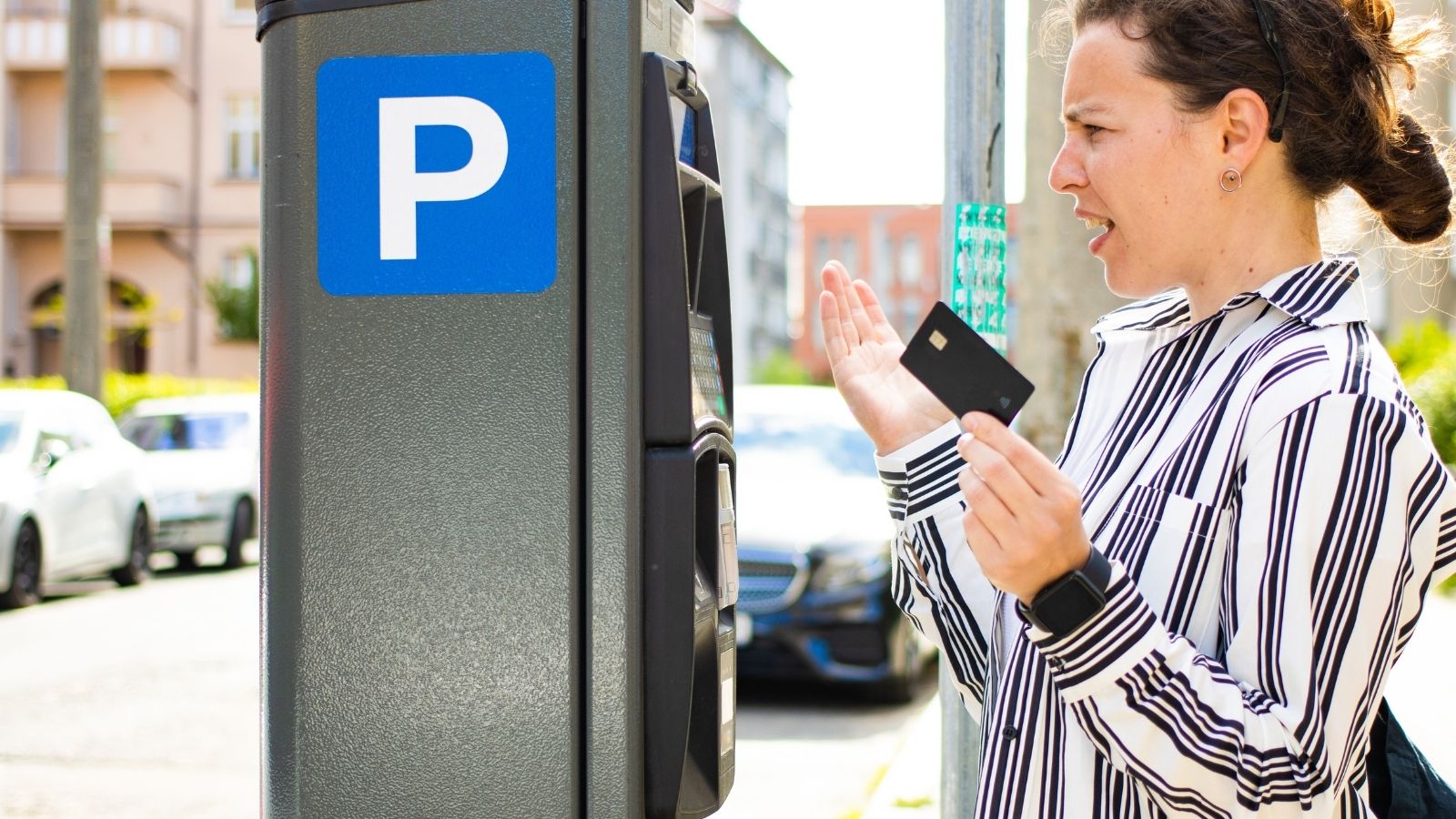 A Supervisor Invited Coworkers to Dinner — They Werent Expecting to Split the Parking Bill angry businesswoman paying for parking