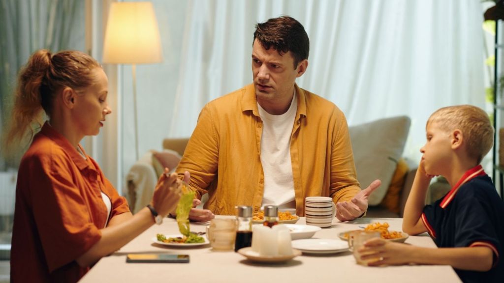 parents arguing while eating dinner