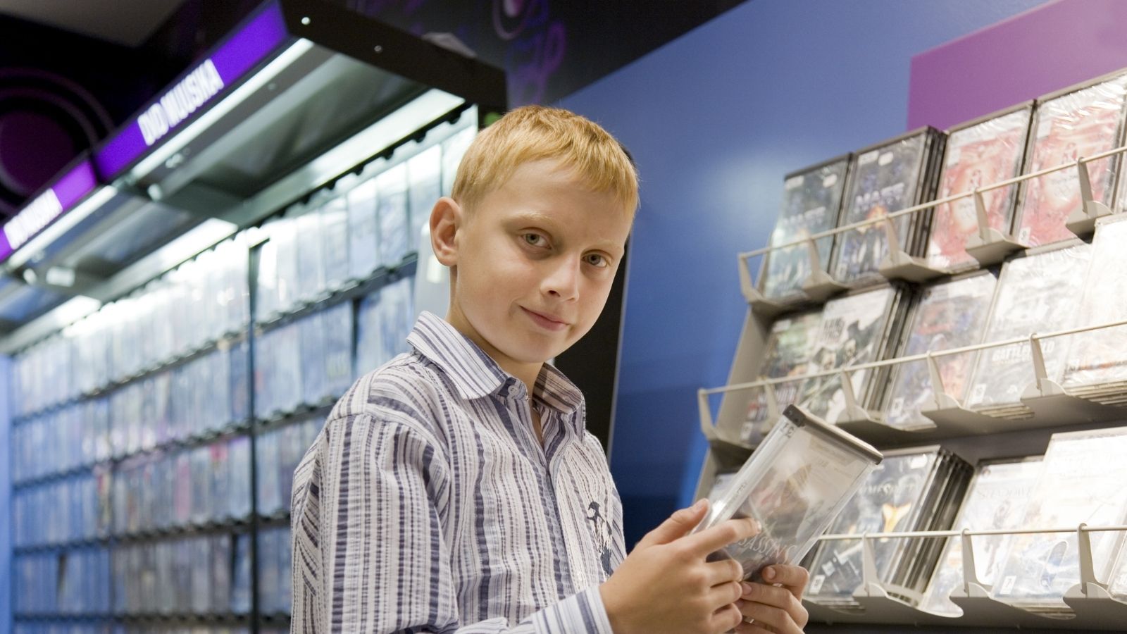 Dad Allegedly Sent His Kids Into a Store to Steal a Video Game Console, Then Left Them Behind When They Got Caught boy looking at video games