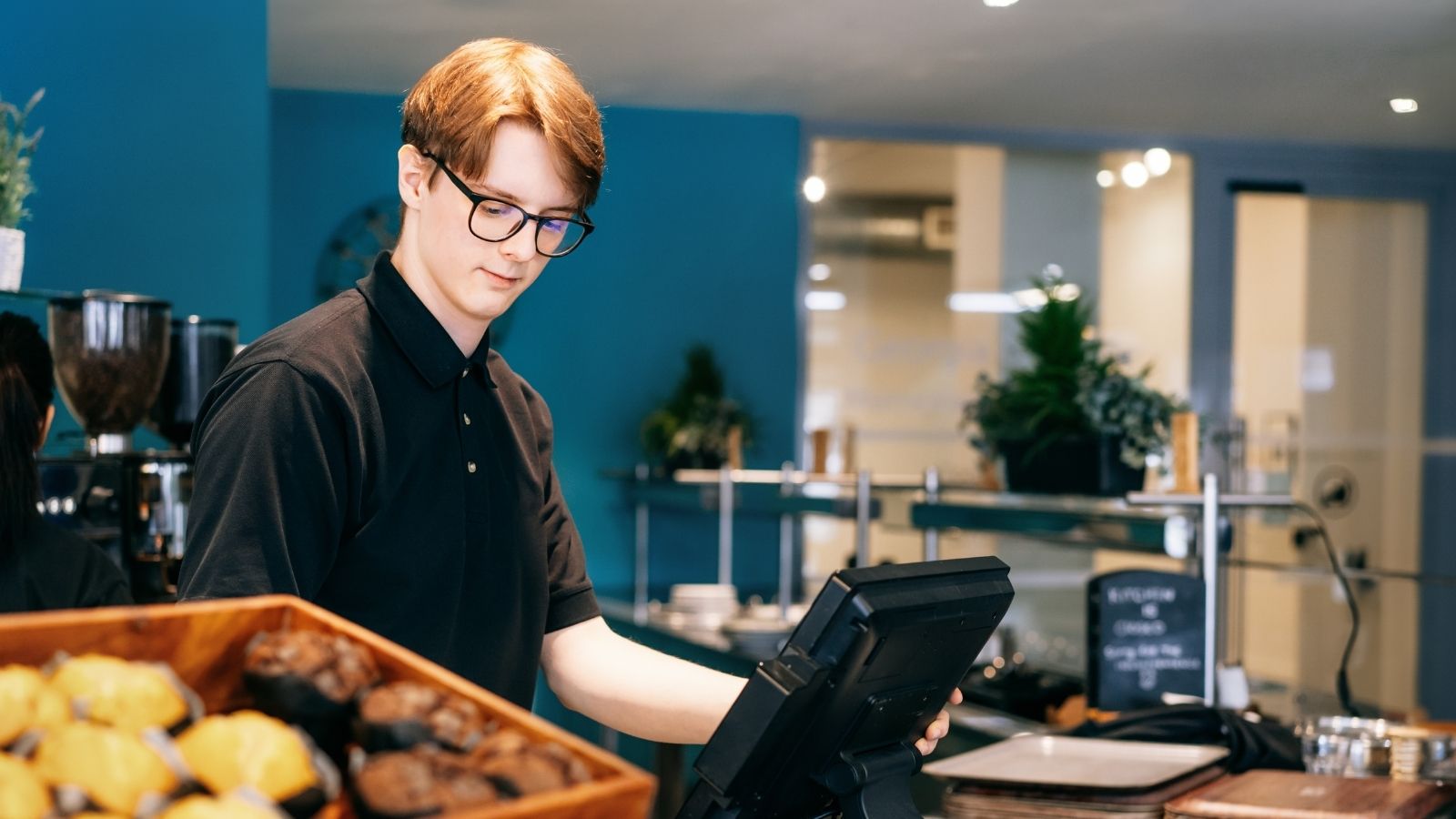 A Customer Accused a Teen Worker of Stealing His Cash. He Didn’t Realize the Store Owner Was Watching—And Was Also Her Dad teenage boy working as a cashier