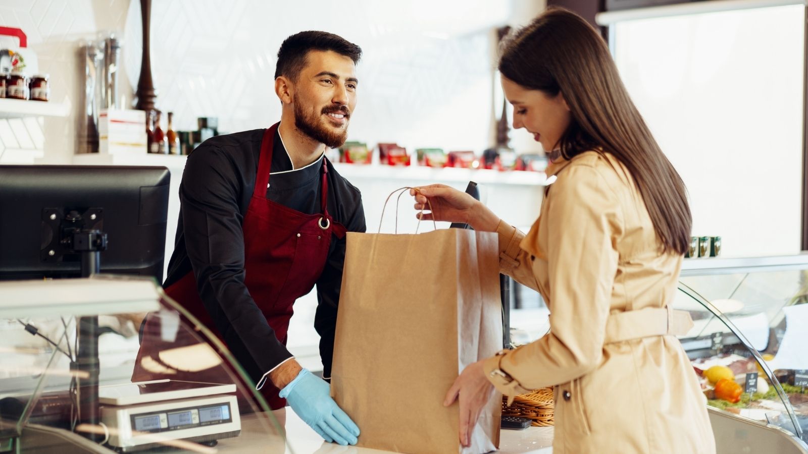 Daughter Challenges Her Dad’s Takeout Tipping Opinion, Sparking a Family Debate woman picking up takeout order at a restaurant