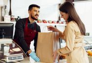 Daughter Challenges Her Dad’s Takeout Tipping Opinion, Sparking a Family Debate