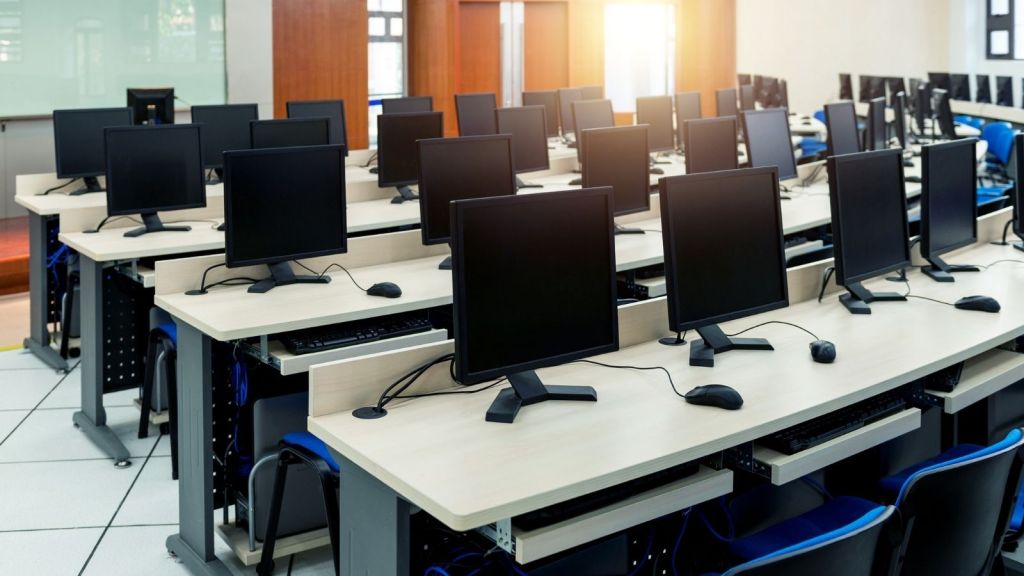 computer lab with nobody in it