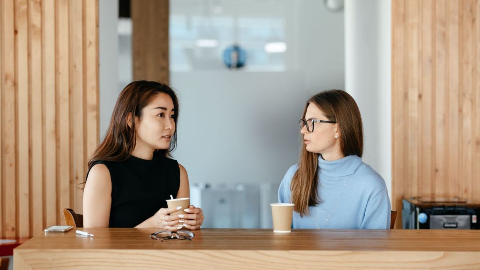 Woman Contacts Her Boyfriends Ex to Get the Full Story — Now Hes Accusing Her of Being Untrustworthy Two women having a conversation over coffee
