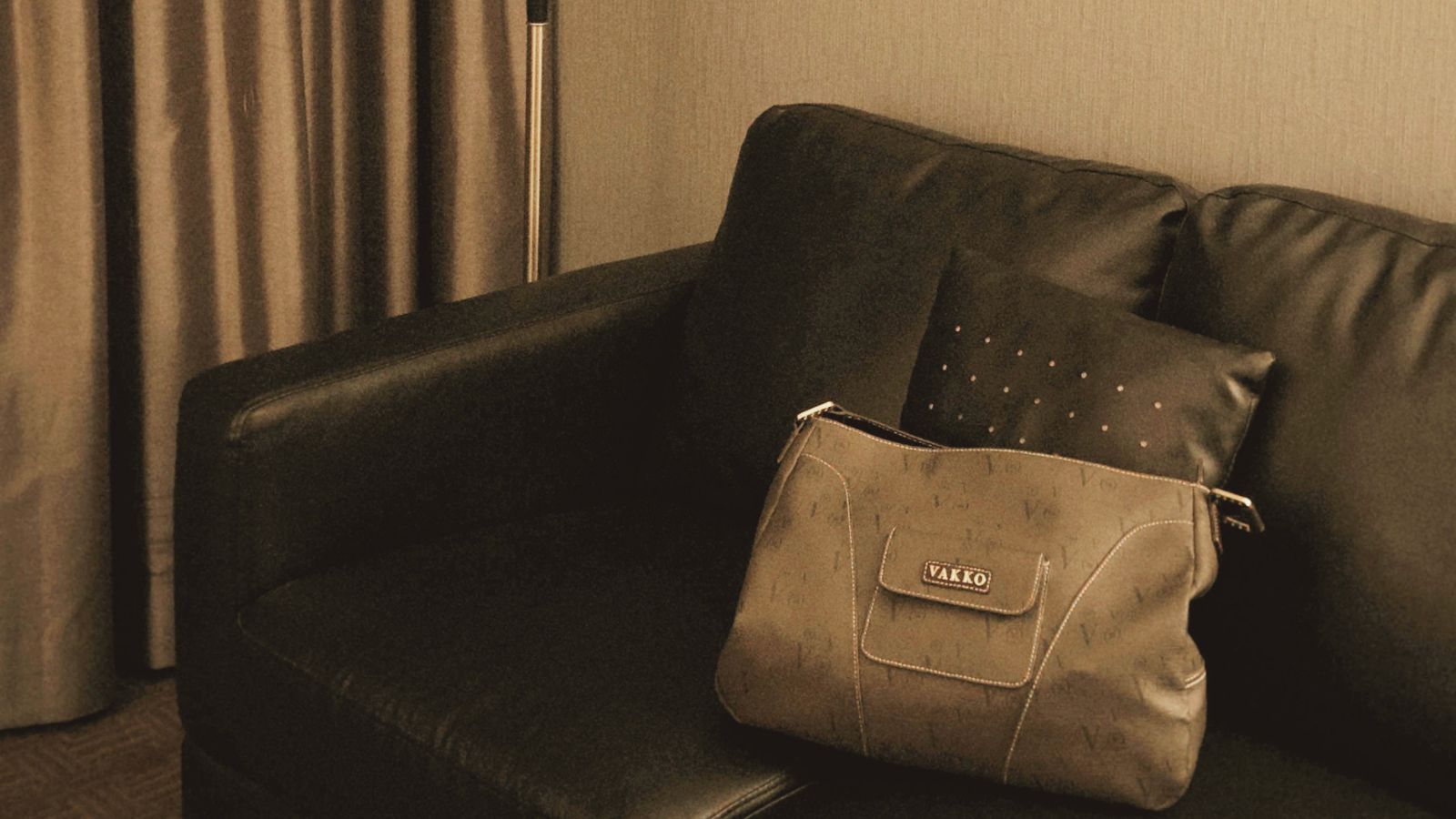 He Trashed My Things: Furious Dad Destroys Borrowed Laptop After Daughter Leaves Bag on Couch A bag sitting on the couch