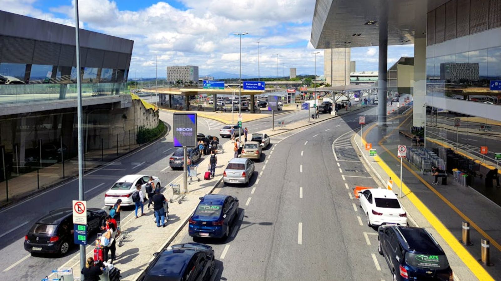 Her Mom Wanted a Ride to the Airport, but the Plan Was So Convoluted She Proposed a Different Approach A busy airport road with parked and waiting vehicles