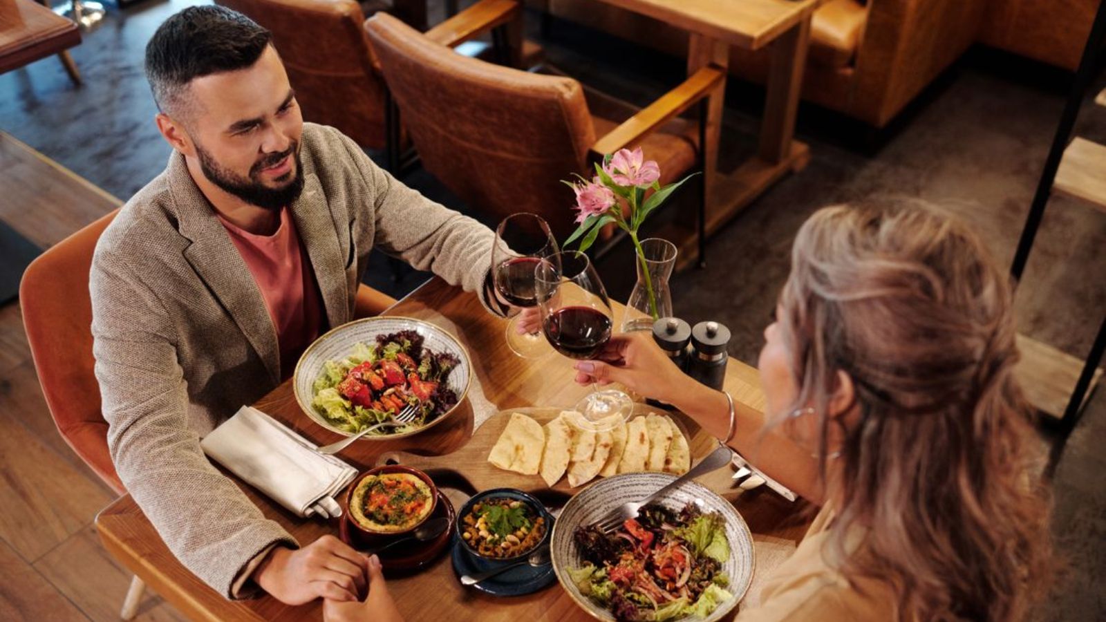Boyfriend’s Surprise Gesture at Restaurant Leaves Everyone Stunned After Spotting Girlfriend With Another Man Man and woman having a date in a nice restaurant
