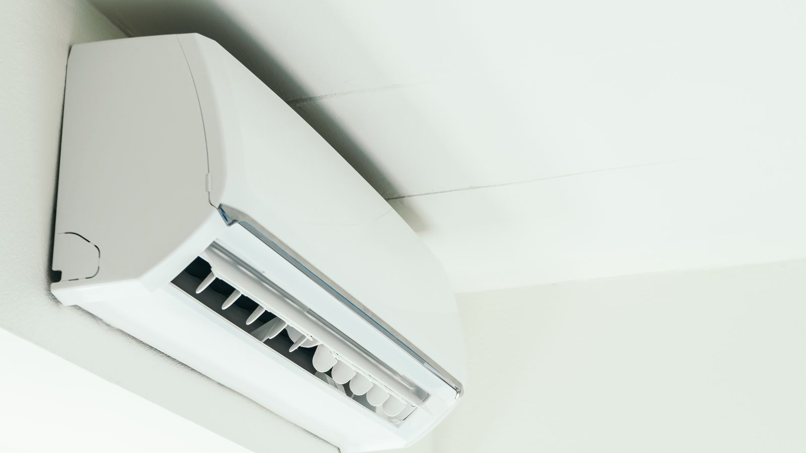Seller Asked to Donate Air Conditioner Instead of Selling It to Help a Buyer’s Children An airconditioning unit mounted on the wall