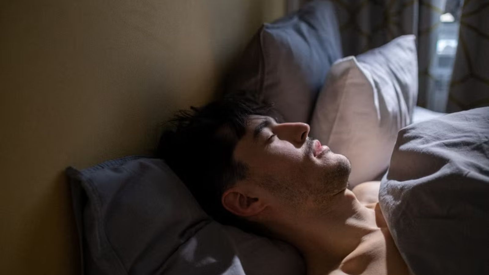Man Was Confronted By A Hotel Guest For Snoring Through The Wall, But He Didn’t Know How To Possibly Fix The Issue Man sleeping in a hotel room