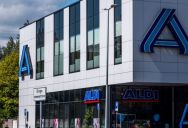 “Sir, I’m With My Kids!”: Customer Bagging Groceries at Aldi Left Completely Dumbfounded After Stranger Mistakes Him for an Employee