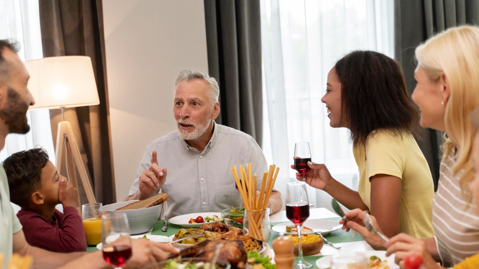 He Can Dish It Out, But Cant Take It!: Father Left Reeling After Daughters Sharp Comeback to His Casual Remarks About Women Happy fmaily having dinner at home
