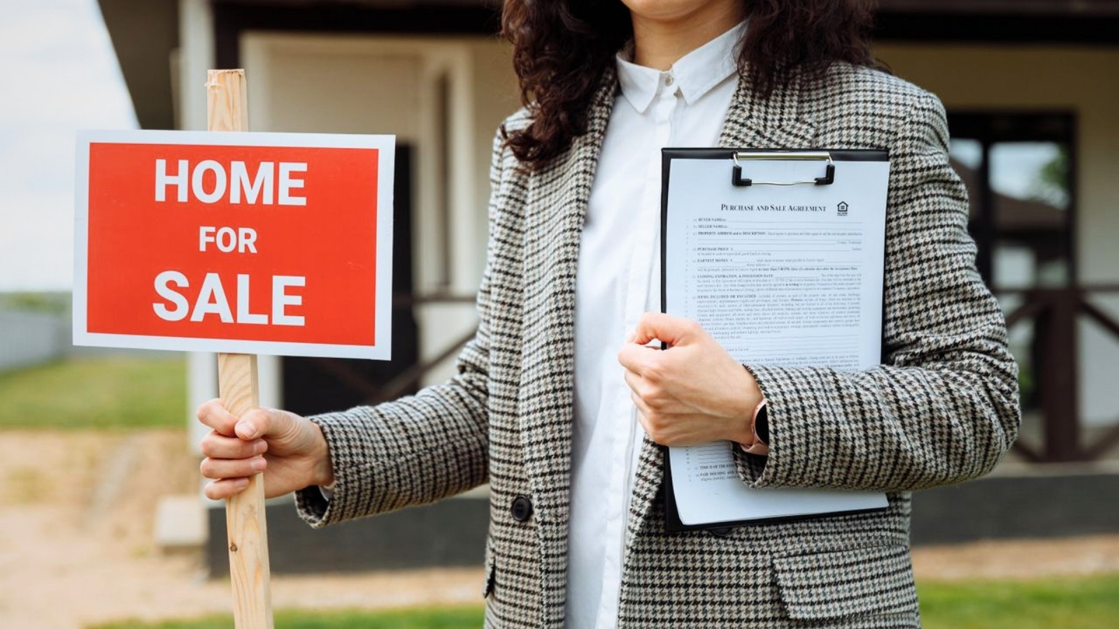 She Tried to Help Her Single Parent Friend With Cheap Rent. Three Months Later, She Had to Sell the Whole House. Woman holding a home for sale sign
