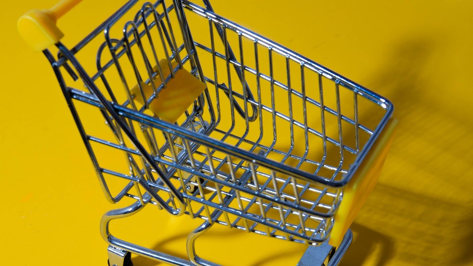 A Bakery Line Cutter Tried to Skip an Engaged Couple. Their Instant Revenge Was Priceless A single, empty shopping cart
