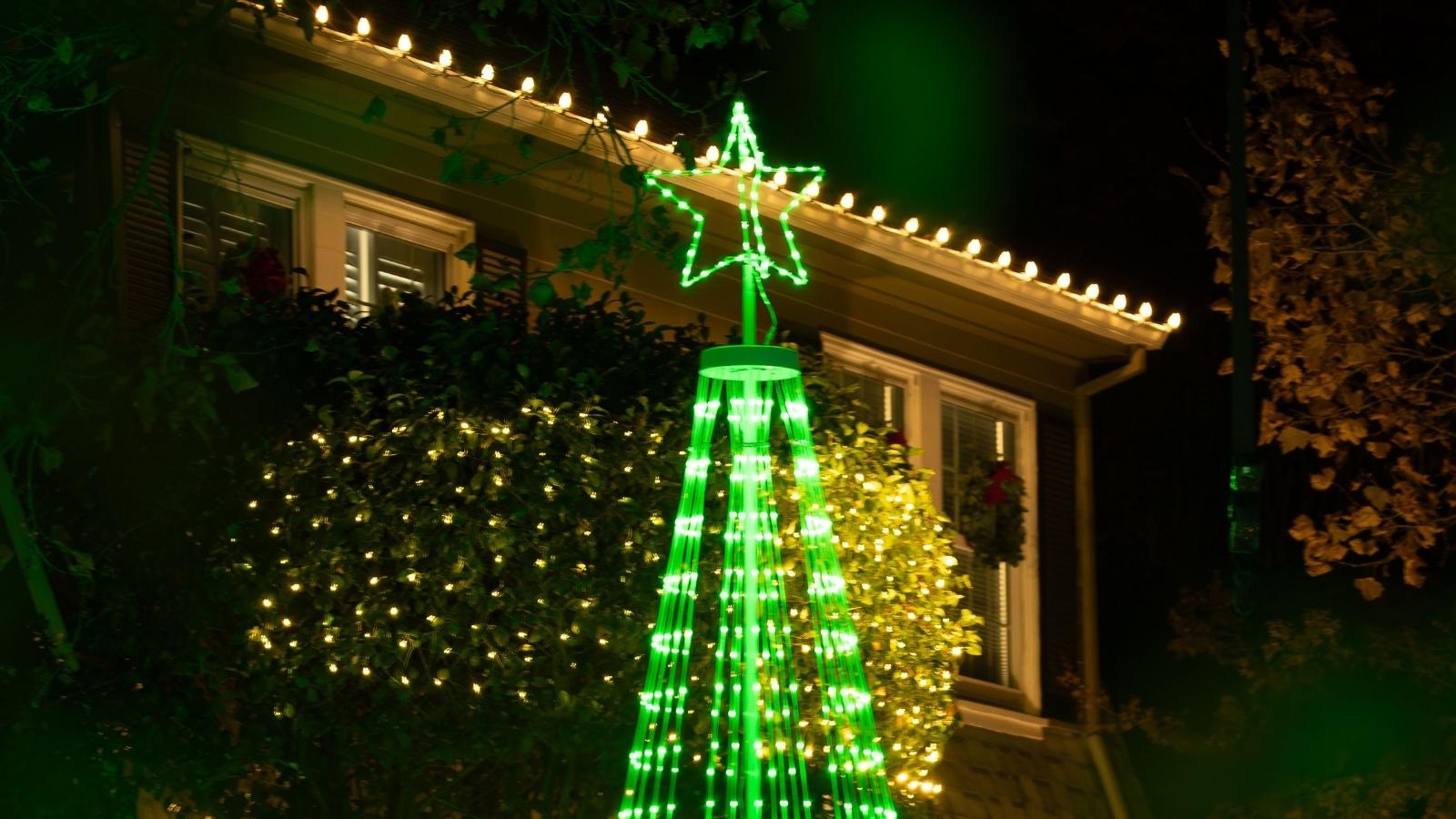 Homeowner’s Ongoing Dispute With Neighbors Escalates After Christmas Lights Are Vandalized christmas lights decorating a house