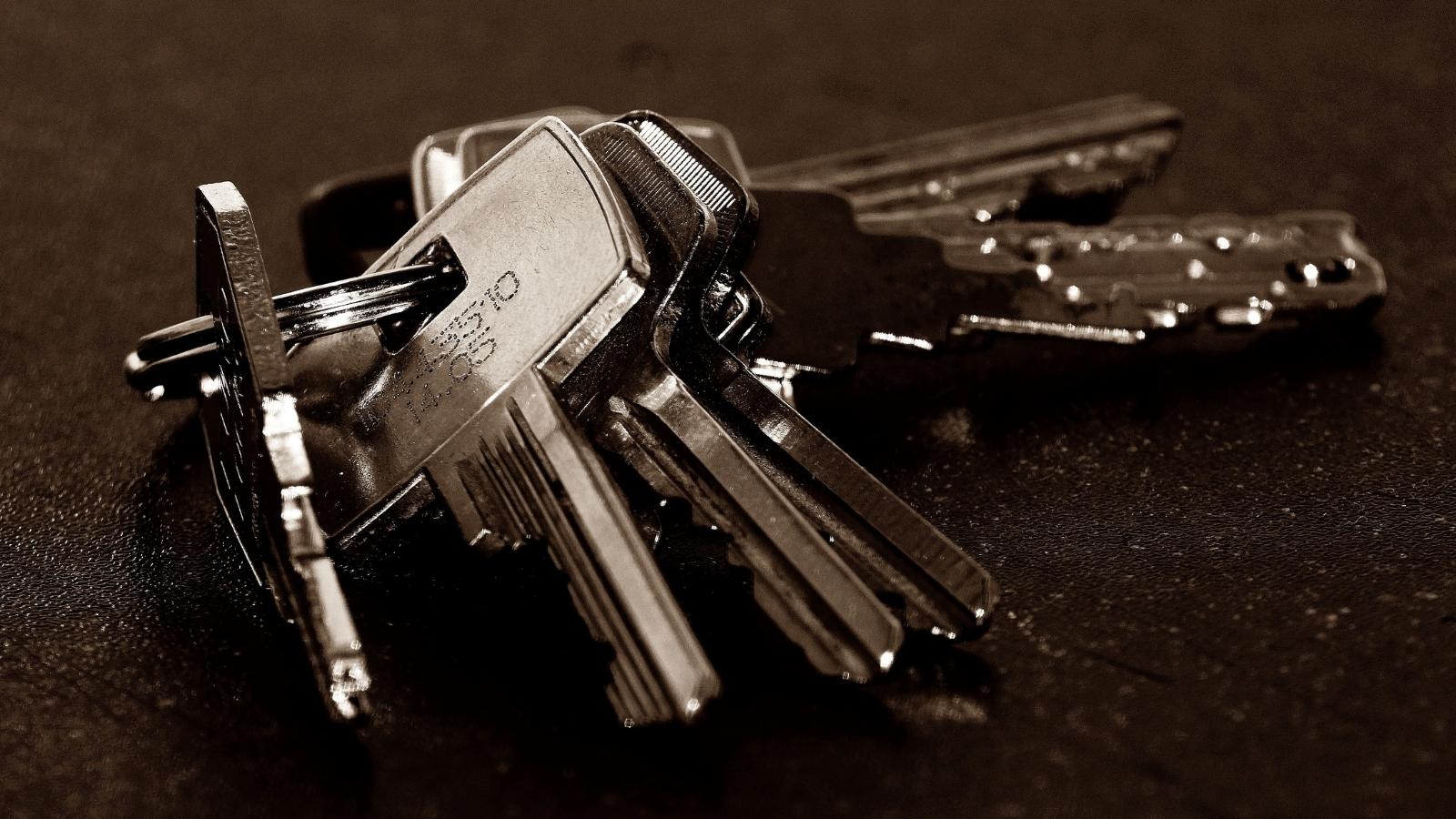 Her Mother In Law Is Staying With Them and Demanded Her Own House Key — They Said No closeup on a set of keys