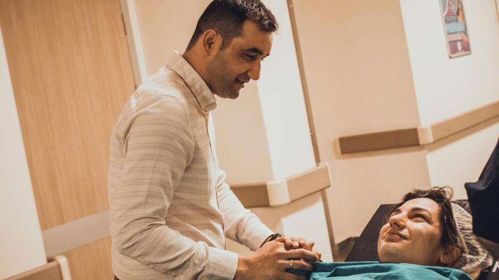 man visiting woman in hospital