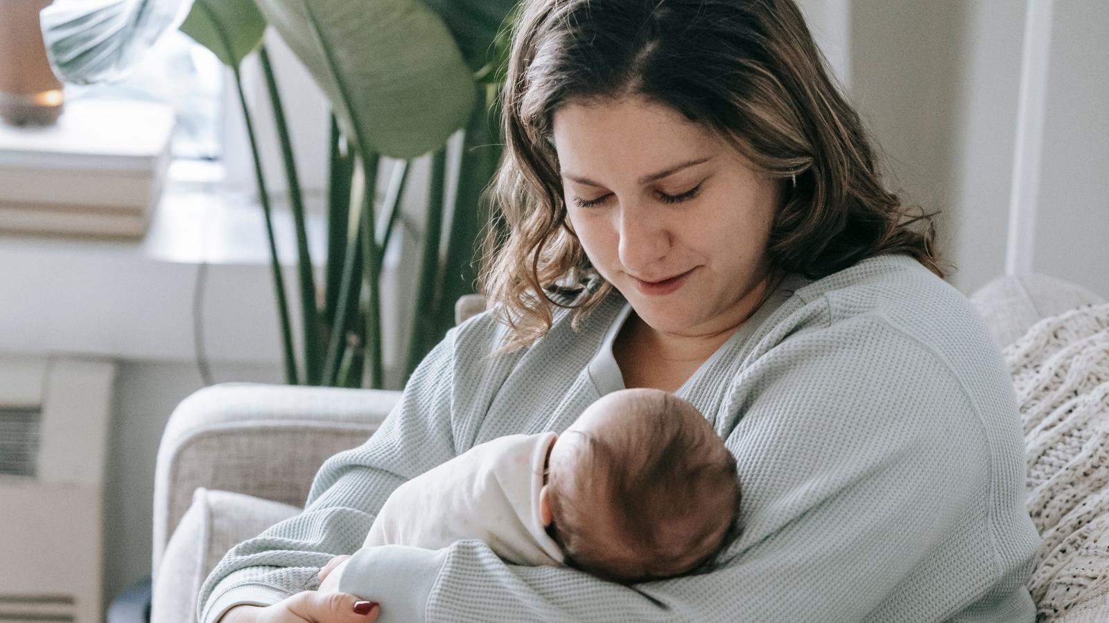 He Reacted With Disgust to His SAHM Partner Taking a 5 Minute Break — Then Realized He Had No Idea What Her Day Actually Looked Like new mom holding her newborn