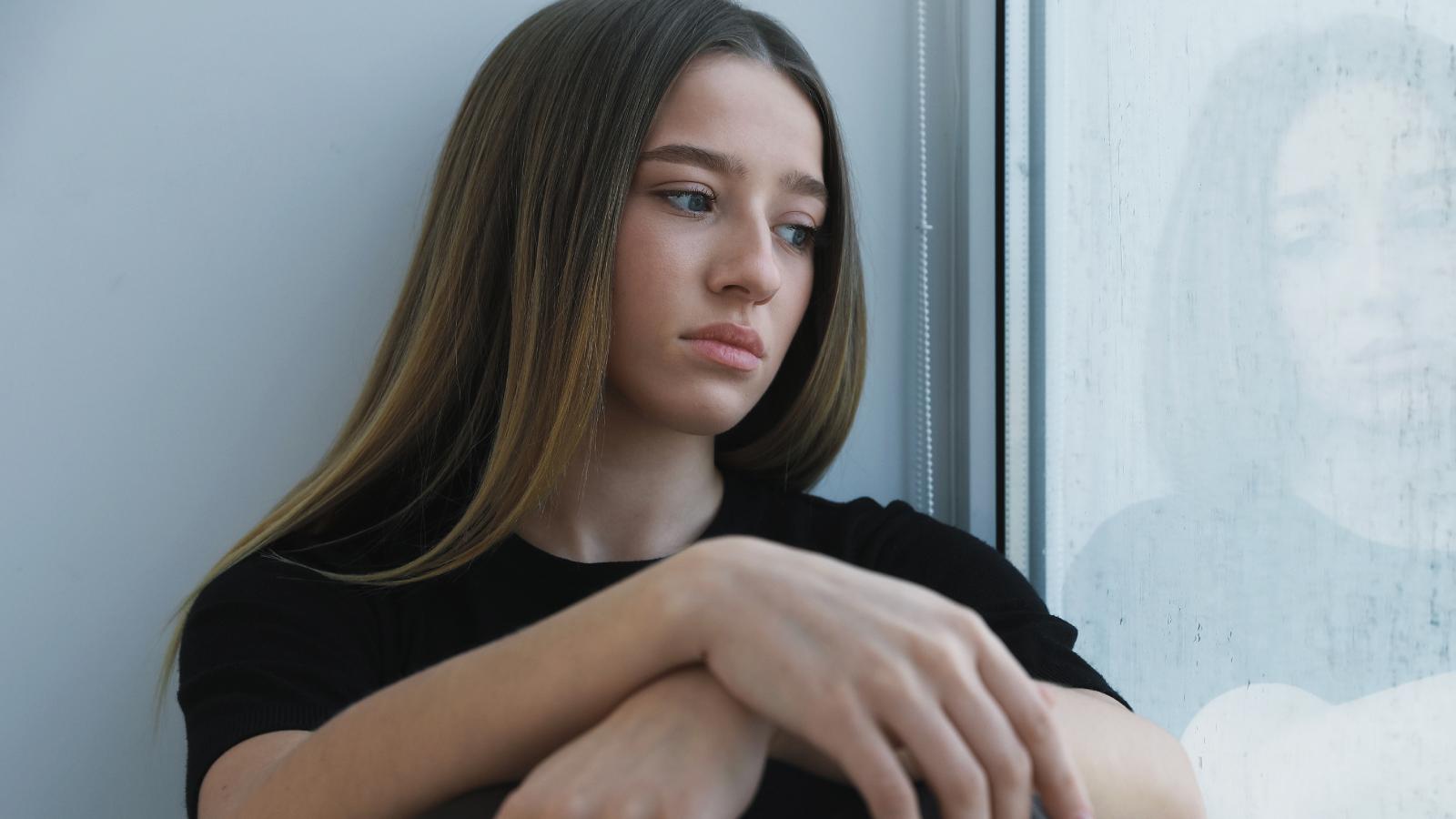 A Teenager Was Told to Cook and Clean Because Shes a Girl. So, She Went on a Complete Household Strike woman in deep thought