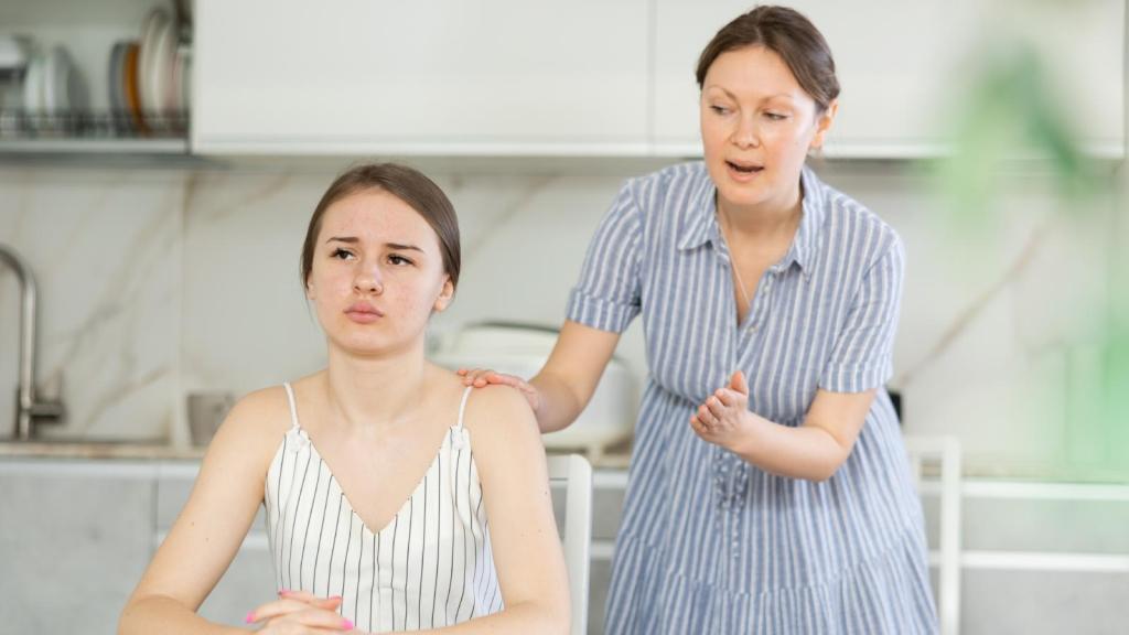 woman talking to teenage girl