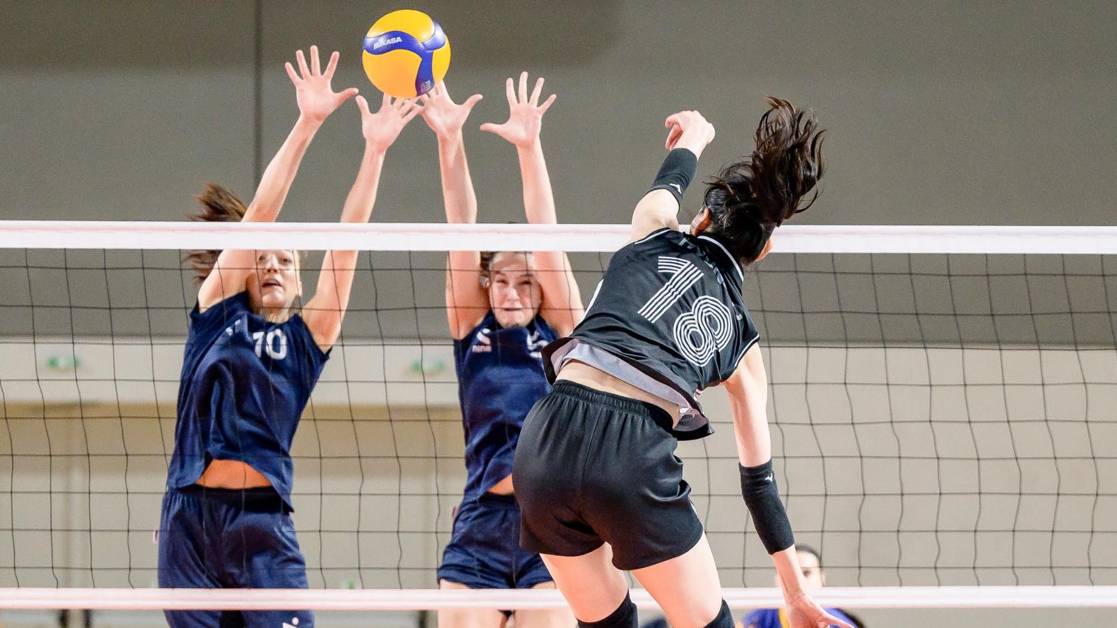 Woman Wont Repay the Guy Who Funded Her Volleyball Season — So Hes Threatening to Call Her Out in the Group Chat girls playing in a volleyball game