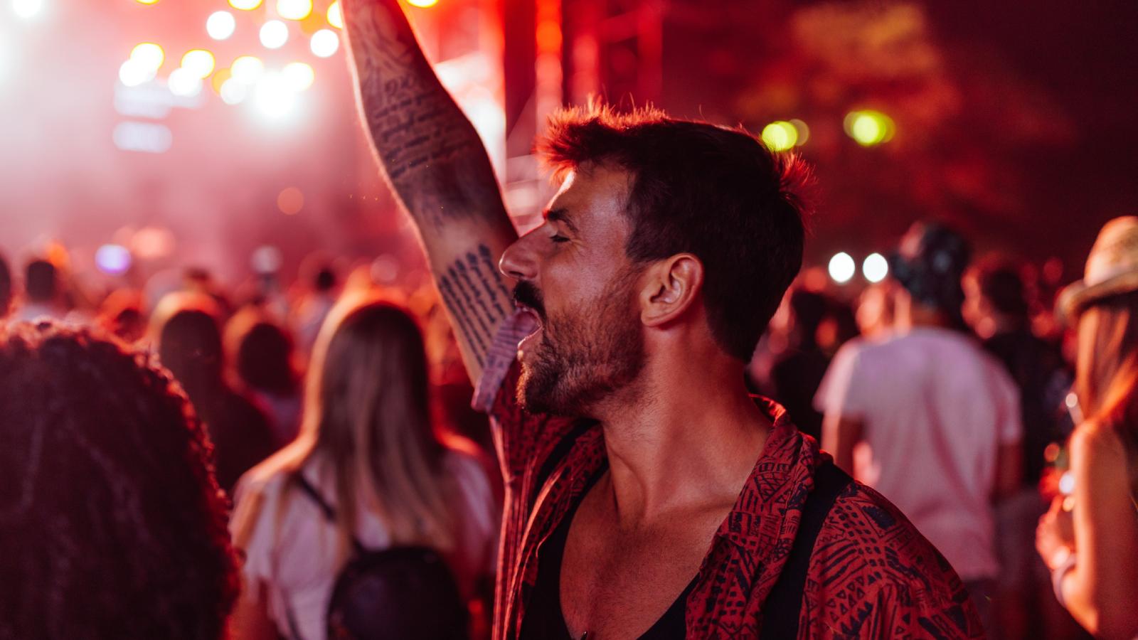 Her Husband Was Drunk and Loud at a Folk Concert — So She Finally Told Him to Be Quiet man at a concert