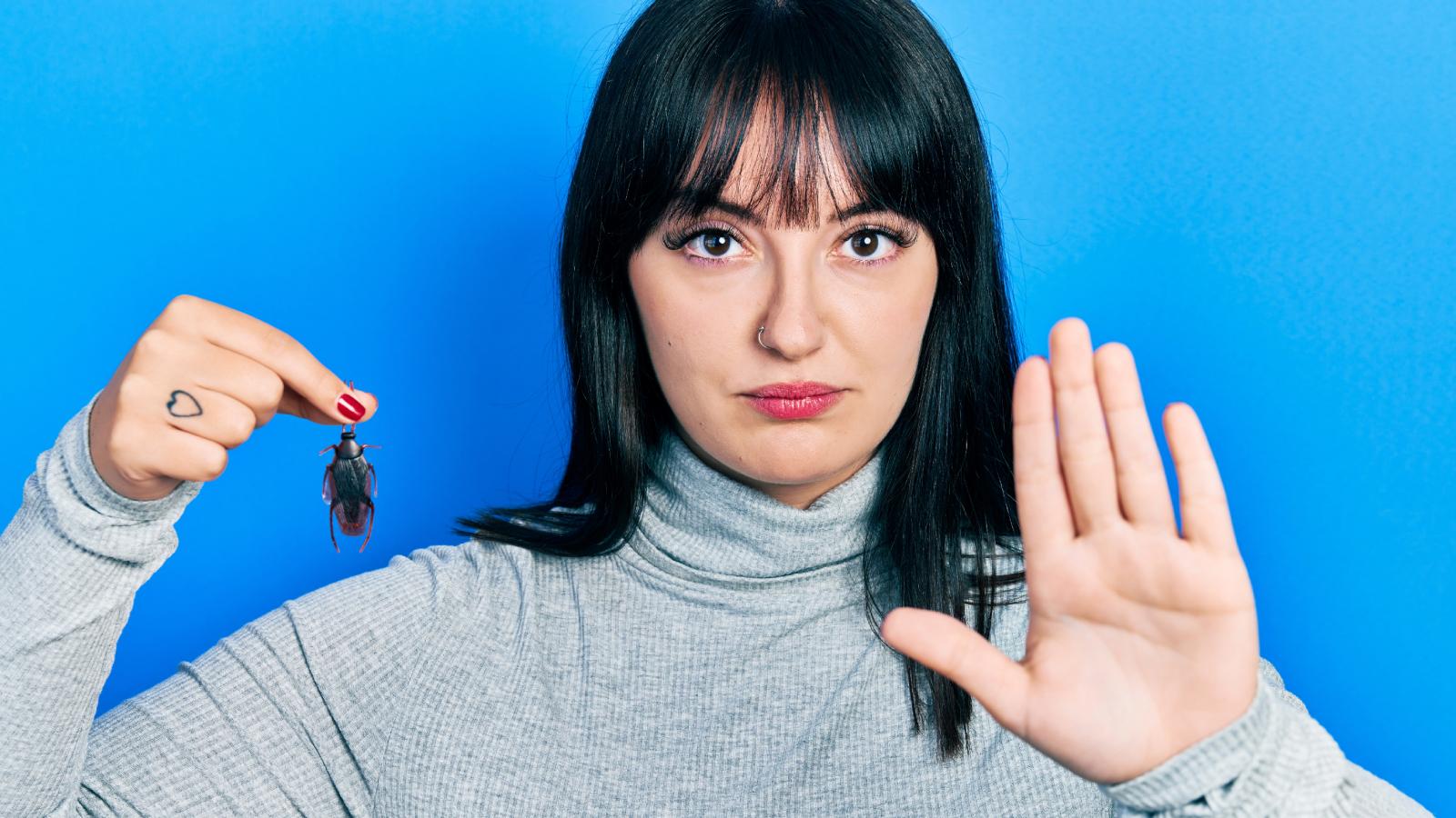 Everything Seemed Normal at the Phone Store, But Then a Cockroach Crawled Out of the Customer’s Notebook woman with a cockroach