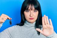 Everything Seemed Normal at the Phone Store, But Then a Cockroach Crawled Out of the Customer’s Notebook