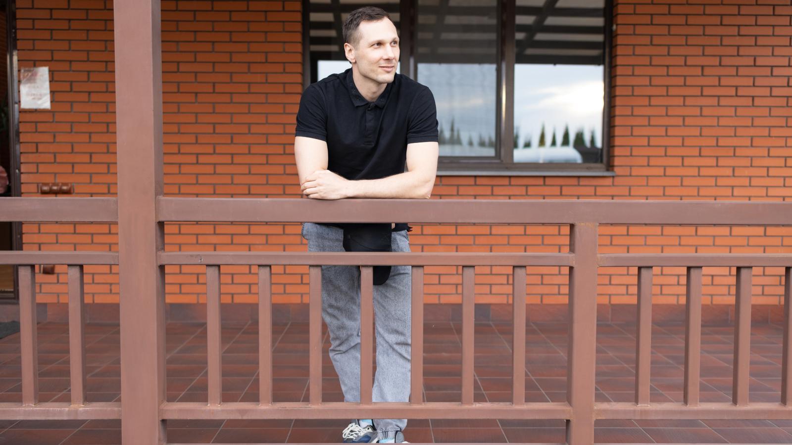 A Homeowner Confronted His Noisy Neighbor—Only to Find Out He Was the Main Topic of a Group Chat man on his front porch